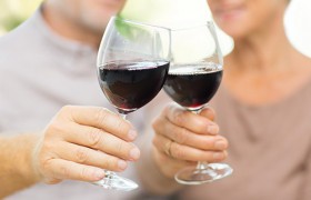 Алкоголь в умеренных дозах полезен для пациентов с болезнью Альцгеймера