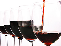 Не все алкогольные напитки одинаково опасны, показывают исследования