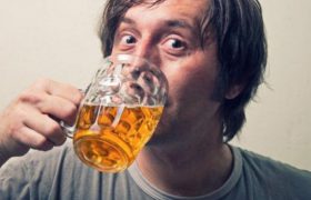 Ученые выяснили, как алкоголь повышает аппетит