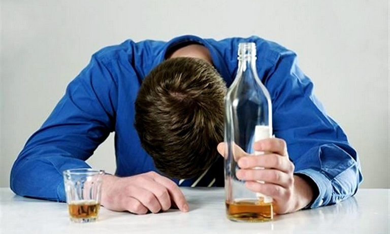 Контроль эмоций повышает риск алкоголизма