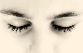 Память лучше работает при закрытых глазах