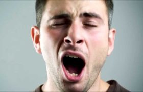 Неврологи узнали, почему зевота настолько заразительна