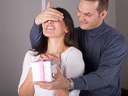 Хитрости, которые заставят мужчину дарить подарки: 5 приемо