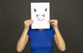 Злые люди склонны переоценивать свой интеллект