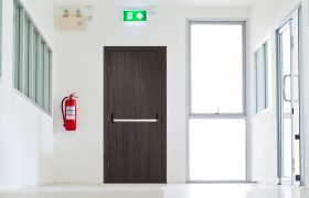 Почему противопожарные двери стоит приобретать у специалистов?