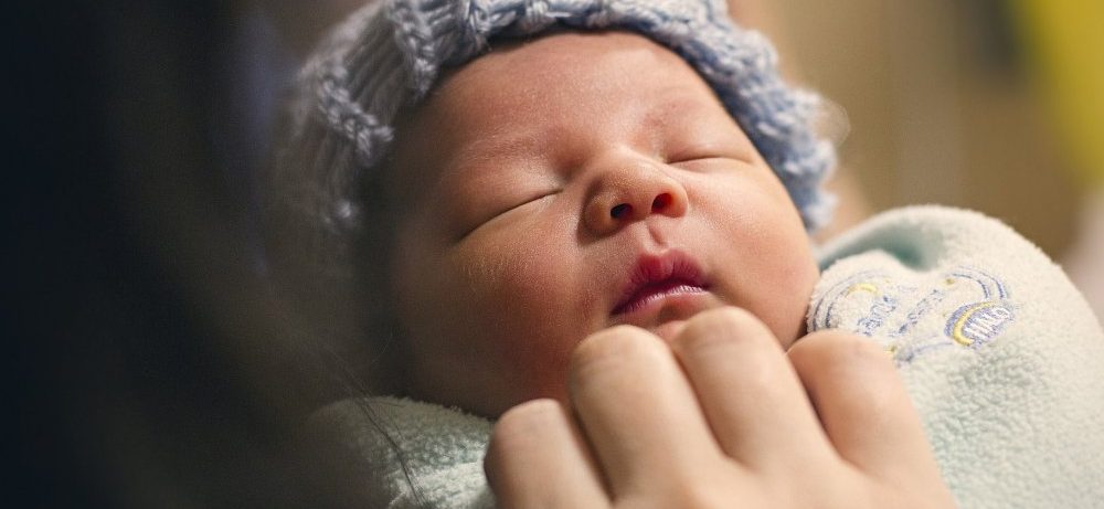 Вес новорожденных мальчиков связали с гормоном стресса у мам