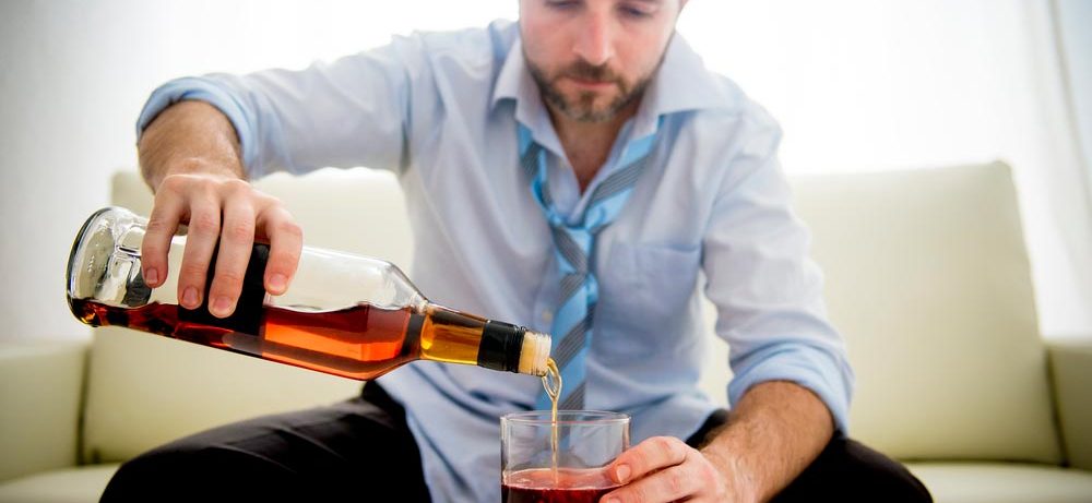 Муж пьет, лечение от алкоголизма не помогает. Почему жена не подает на развод?