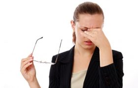 Почему болят голова и глаза одновременно: причин много, говорят врачи