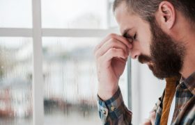 Шизофрения у мужчин: первые симптомы и признаки, как помочь человеку