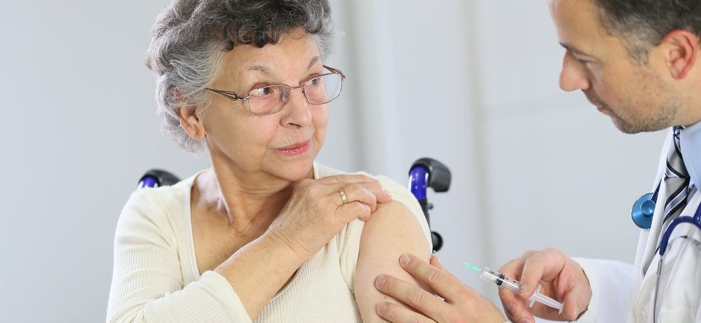 Прививки от гриппа и пневмонии снижают риск болезни Альцгеймера