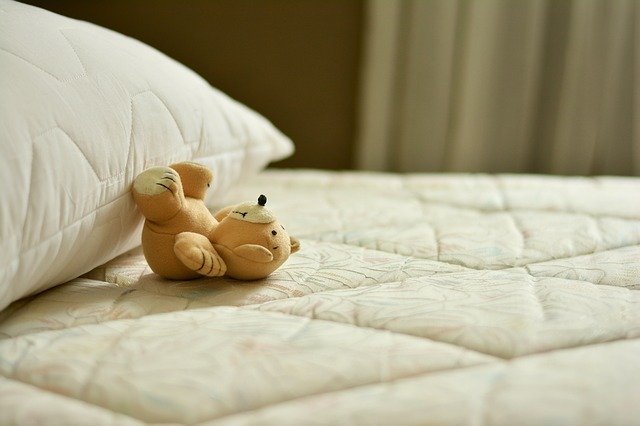 Медики объяснили, кому полезно спать без подушки