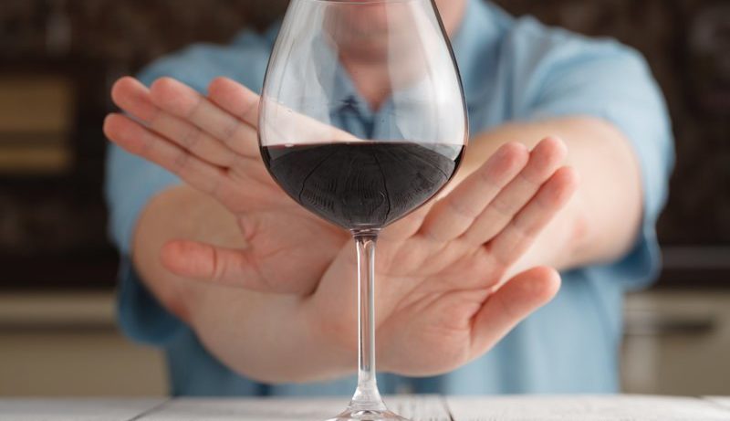 Названы основные симптомы отравления алкоголя