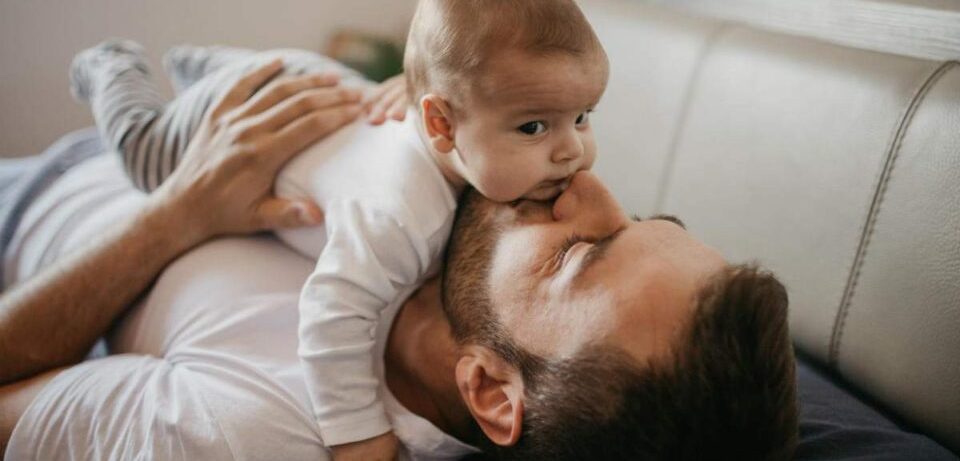 Психологи рассказали, как распознать депрессию у мужчин после рождения ребенка