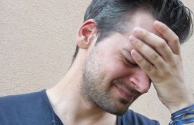 Психотерапевт рассказала, как по внешности человека распознать стресс