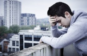 Люди с депрессией больше думают о себе и забывают про внешний мир