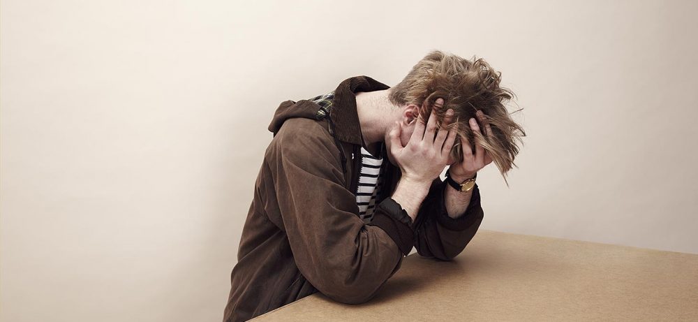Почему возникает депрессия и какие факторы увеличивают риск