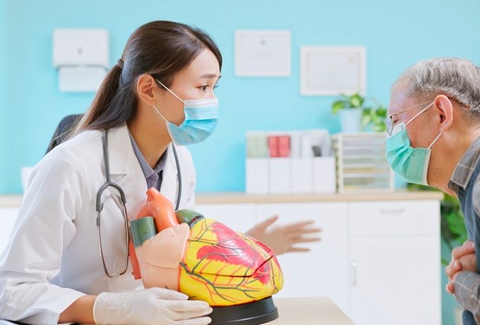 Как наличие ФП влияет на исходы эндоваскулярной тромбэктомии при ишемическом инсульте?