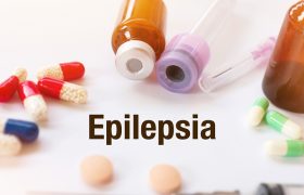 TRIAGE: новые данные о транексамовой кислоте при геморрагическом инсульте ПУБЛИКАЦИИ TRIAGE: новые данные о транексамовой кислоте при геморрагическом инсульте 08 сентября 2021 Материалы и методы Результаты были представлены на конференции Европейской организации по инсульту (ESOC) 2021, которая проводилась онлайн Результаты также были опубликованы 28 июня в интернет-журнале «Инсульт и сосудистая неврология». Увеличение внутримозговых гематом является признаком плохого клинического исхода при ICH. Исследователи пишут, что в последние годы симптом смешивания и черной дыры на неконтрастной КТ, а также симптом кляксы на КТ-ангиографии были связаны с более высоким риском расширения гематомы и худшим клиническим исходом. В период с января 2015 года по март 2020 года исследователи включили в проспективное исследование последовательных пациентов с острым первичным спонтанным ICH. Соответствующие критериям пациенты поступили в любой из 10 центров инсульта в Китае. У них был выявлен симптом кляксы, смешивания или черной дыры при поступлении, лечение было получено в течение 8 часов с момента начала заболевания. Исследователи случайным образом распределили пациентов в равные группы, которые получали плацебо (0,9% NaCl) или транексамовую кислоту. Пациенты и исследователи не знали о назначении лечения. Лечение проводилось в виде внутривенной инфузии в течение 8 часов. Первичной конечной точкой исследования было увеличение внутримозговой гематомы через 24 часа после начала лечения. Расширение было определено как увеличение> 6 мл или рост> 33% от исходного уровня. Вторичные конечные точки включали плохой клинический исход, определенный как оценка по модифицированной шкале Рэнкина (mRS) от 4 до 6, и смертность от всех причин через 90 дней.  Результаты  В исследование был включен 171 пациент; у 169 из них были доступны данные компьютерной томографии через 24 часа.  Данные последующего наблюдения через 90 дней были доступны для 164 пациентов.  Средний возраст пациентов составлял 55,9 года, 72,5% участников составляли мужчины.  Исходно средний объем ICH составлял 23,7 мл, а средний объем гематомы — 19,8 мл.  Все пациенты получили лечение в течение 8 часов.  Увеличение гематомы произошло у 40,9% пациентов; 34,9% имели плохой клинический исход.  Исследователи не обнаружили существенной разницы между группами лечения в скорости распространения гематомы.  Этот результат имел место быть у 40,4% группы транексамовой кислоты и 41,5% группы плацебо (отношение шансов 0,96; P = 0,89).  Кроме того, исследователи не обнаружили значительной разницы в распределении оценок mRS на 90-й день (P = 0,70).  Уровень смертности от всех причин через 90 дней был ниже в группе транексамовой кислоты (8,1%), чем в контрольной группе (10,0%), но это различие не было статистически значимым (P = 0,71).  Одной из причин отсутствия наблюдаемых преимуществ транексамовой кислоты может быть несоответствующий размер выборки.  Набор пациентов был трудоемким, особенно в центрах, которые использовали симптом кляксы в качестве критерия включения.  В некоторых анализах подгрупп исследователи обнаружили тенденцию к усилению эффекта препарата у пациентов с гематомой среднего размера, которые получали лечение в более раннее время. Эти пациенты могут стать целевой группой для будущих исследований.  Как и при ишемическом инсульте, время до лечения является решающим фактором. Пациенты с ICH могут получить лечение в течение 5 или 6 часов после начала, но большинство кровоизлияний достигают максимального размера к этому моменту.  Заключение Новое исследование показывает, что транексамовая кислота не уменьшала рост гематомы у пациентов с внутримозговым кровоизлиянием (ICH) по сравнению с плацебо. В рандомизированном контролируемом исследовании скорость увеличения гематомы составила 40,4% среди пациентов, получавших транексамовую кислоту, и 41,5% среди пациентов, получавших плацебо. Степень нетрудоспособности через 90 дней также не различалась в разных группах лечения. Есть мнение что, стереотаксический дренаж, при котором жидкость удаляется физически, с большей вероятностью приведет к долгосрочному улучшению показателей для некоторых пациентов с кровоизлиянием, чем ограничение области поражения. Для дальнейшей оценки безопасности и эффективности транексамовой кислоты у пациентов с ICH необходимы более масштабные исследования с более конкретной изучаемой популяцией и меньшим временным терапевтическим окном.