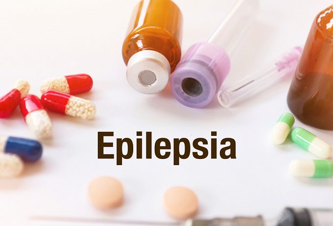 TRIAGE: новые данные о транексамовой кислоте при геморрагическом инсульте ПУБЛИКАЦИИ TRIAGE: новые данные о транексамовой кислоте при геморрагическом инсульте 08 сентября 2021 Материалы и методы Результаты были представлены на конференции Европейской организации по инсульту (ESOC) 2021, которая проводилась онлайн Результаты также были опубликованы 28 июня в интернет-журнале «Инсульт и сосудистая неврология». Увеличение внутримозговых гематом является признаком плохого клинического исхода при ICH. Исследователи пишут, что в последние годы симптом смешивания и черной дыры на неконтрастной КТ, а также симптом кляксы на КТ-ангиографии были связаны с более высоким риском расширения гематомы и худшим клиническим исходом. В период с января 2015 года по март 2020 года исследователи включили в проспективное исследование последовательных пациентов с острым первичным спонтанным ICH. Соответствующие критериям пациенты поступили в любой из 10 центров инсульта в Китае. У них был выявлен симптом кляксы, смешивания или черной дыры при поступлении, лечение было получено в течение 8 часов с момента начала заболевания. Исследователи случайным образом распределили пациентов в равные группы, которые получали плацебо (0,9% NaCl) или транексамовую кислоту. Пациенты и исследователи не знали о назначении лечения. Лечение проводилось в виде внутривенной инфузии в течение 8 часов. Первичной конечной точкой исследования было увеличение внутримозговой гематомы через 24 часа после начала лечения. Расширение было определено как увеличение> 6 мл или рост> 33% от исходного уровня. Вторичные конечные точки включали плохой клинический исход, определенный как оценка по модифицированной шкале Рэнкина (mRS) от 4 до 6, и смертность от всех причин через 90 дней.  Результаты  В исследование был включен 171 пациент; у 169 из них были доступны данные компьютерной томографии через 24 часа.  Данные последующего наблюдения через 90 дней были доступны для 164 пациентов.  Средний возраст пациентов составлял 55,9 года, 72,5% участников составляли мужчины.  Исходно средний объем ICH составлял 23,7 мл, а средний объем гематомы — 19,8 мл.  Все пациенты получили лечение в течение 8 часов.  Увеличение гематомы произошло у 40,9% пациентов; 34,9% имели плохой клинический исход.  Исследователи не обнаружили существенной разницы между группами лечения в скорости распространения гематомы.  Этот результат имел место быть у 40,4% группы транексамовой кислоты и 41,5% группы плацебо (отношение шансов 0,96; P = 0,89).  Кроме того, исследователи не обнаружили значительной разницы в распределении оценок mRS на 90-й день (P = 0,70).  Уровень смертности от всех причин через 90 дней был ниже в группе транексамовой кислоты (8,1%), чем в контрольной группе (10,0%), но это различие не было статистически значимым (P = 0,71).  Одной из причин отсутствия наблюдаемых преимуществ транексамовой кислоты может быть несоответствующий размер выборки.  Набор пациентов был трудоемким, особенно в центрах, которые использовали симптом кляксы в качестве критерия включения.  В некоторых анализах подгрупп исследователи обнаружили тенденцию к усилению эффекта препарата у пациентов с гематомой среднего размера, которые получали лечение в более раннее время. Эти пациенты могут стать целевой группой для будущих исследований.  Как и при ишемическом инсульте, время до лечения является решающим фактором. Пациенты с ICH могут получить лечение в течение 5 или 6 часов после начала, но большинство кровоизлияний достигают максимального размера к этому моменту.  Заключение Новое исследование показывает, что транексамовая кислота не уменьшала рост гематомы у пациентов с внутримозговым кровоизлиянием (ICH) по сравнению с плацебо. В рандомизированном контролируемом исследовании скорость увеличения гематомы составила 40,4% среди пациентов, получавших транексамовую кислоту, и 41,5% среди пациентов, получавших плацебо. Степень нетрудоспособности через 90 дней также не различалась в разных группах лечения. Есть мнение что, стереотаксический дренаж, при котором жидкость удаляется физически, с большей вероятностью приведет к долгосрочному улучшению показателей для некоторых пациентов с кровоизлиянием, чем ограничение области поражения. Для дальнейшей оценки безопасности и эффективности транексамовой кислоты у пациентов с ICH необходимы более масштабные исследования с более конкретной изучаемой популяцией и меньшим временным терапевтическим окном.