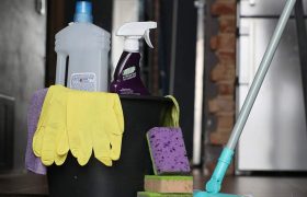 Психолог указал на связь тяги к уборке и стрессового расстройства