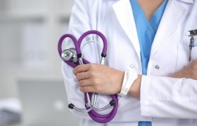 Стресс? Врач Пашаева назвала отличия депрессии от проблем с щитовидкой