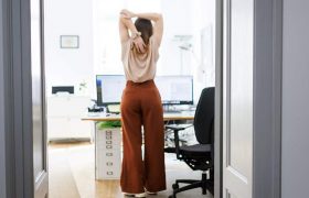 Врач предупредила об опасности утренней боли в спине