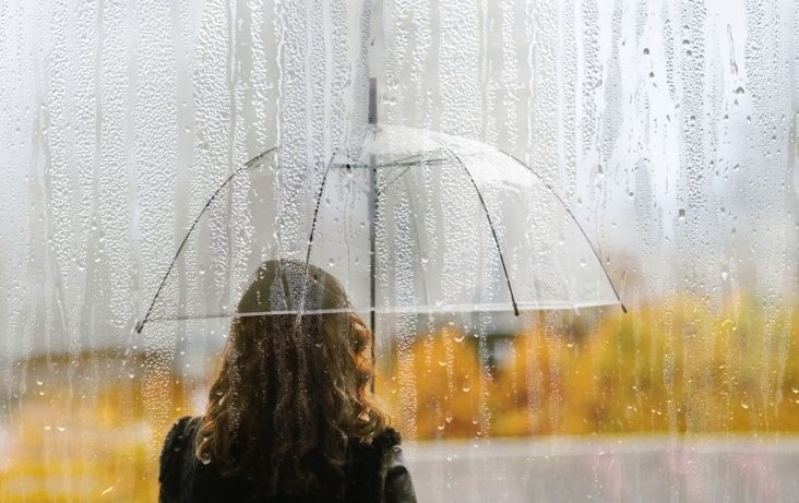 Медицинский психолог назвала симптомы осенней хандры и способы борьбы с ней