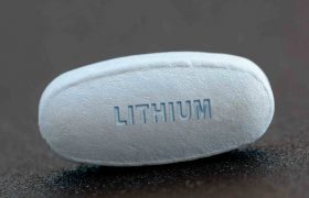 Время до назначения препарата лития при аффективном биполярном расстройстве