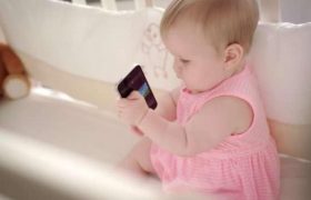 Психолог посоветовала, когда покупать телефон ребенку