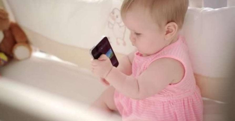 Психолог посоветовала, когда покупать телефон ребенку